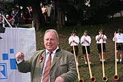 Wiesnstadtrat Helmut Schmid durfte wieder den "Tölzer Schützenmarsch" dirigieren (Foto: Martin Schmitz)